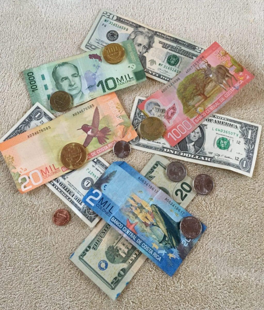 Photo of bills of US dollars and Costa Rican colones